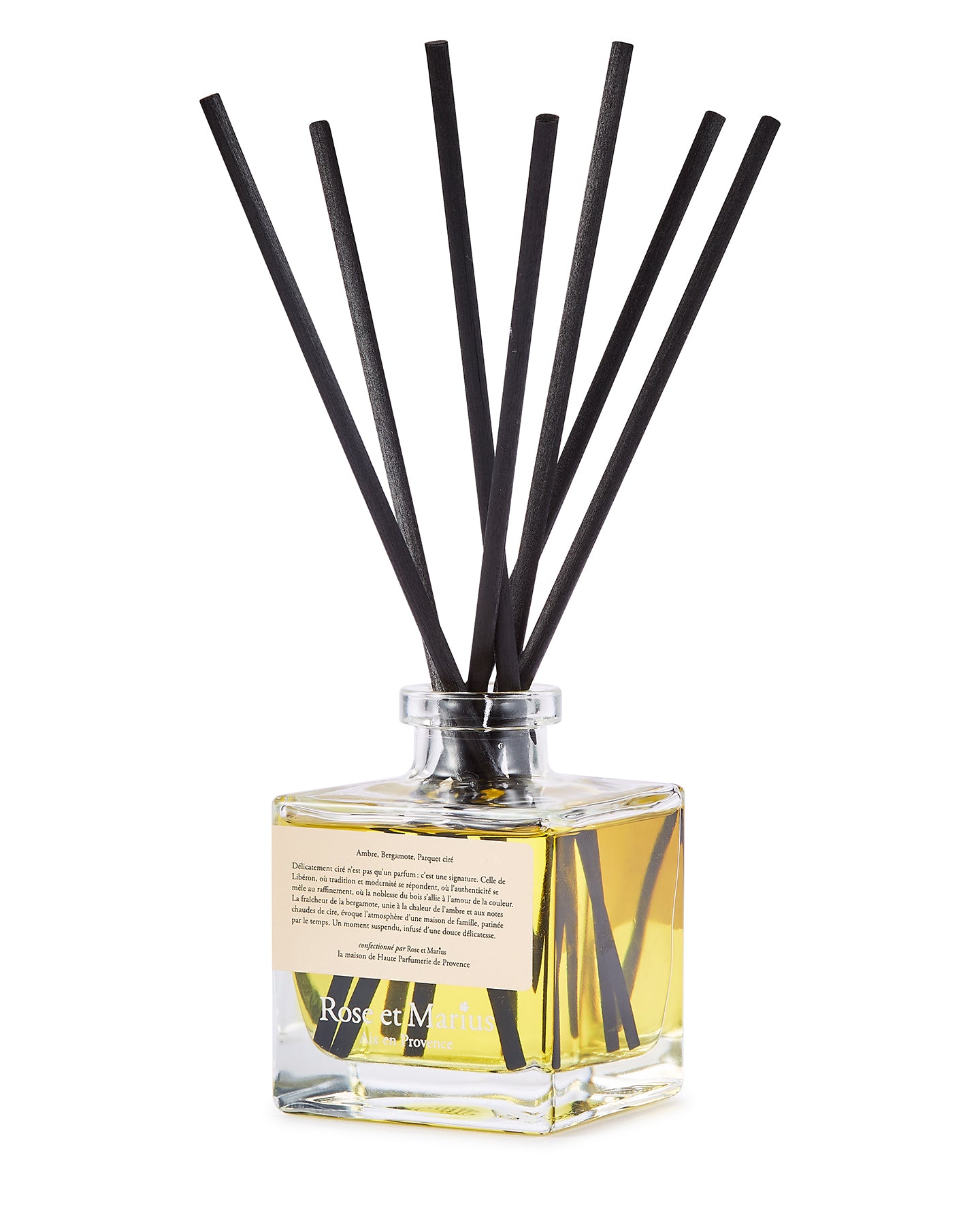 Diffuseur de parfum d’intérieur Libéron, flacon en verre avec tiges noires, signé Rose et Marius.