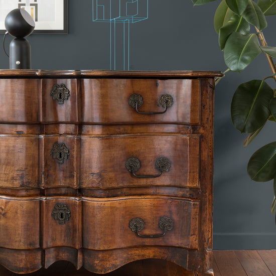Commode en bois patinée à l'ancienne Libéron, sculpture géométrique et grande plante verte