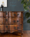 Commode en bois patinée à l'ancienne Libéron, sculpture géométrique et grande plante verte