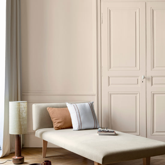 Salon lumineux avec porte et murs beiges, peinture 163 Faubourg Ambre Blanc Libéron, avec méridienne blanche