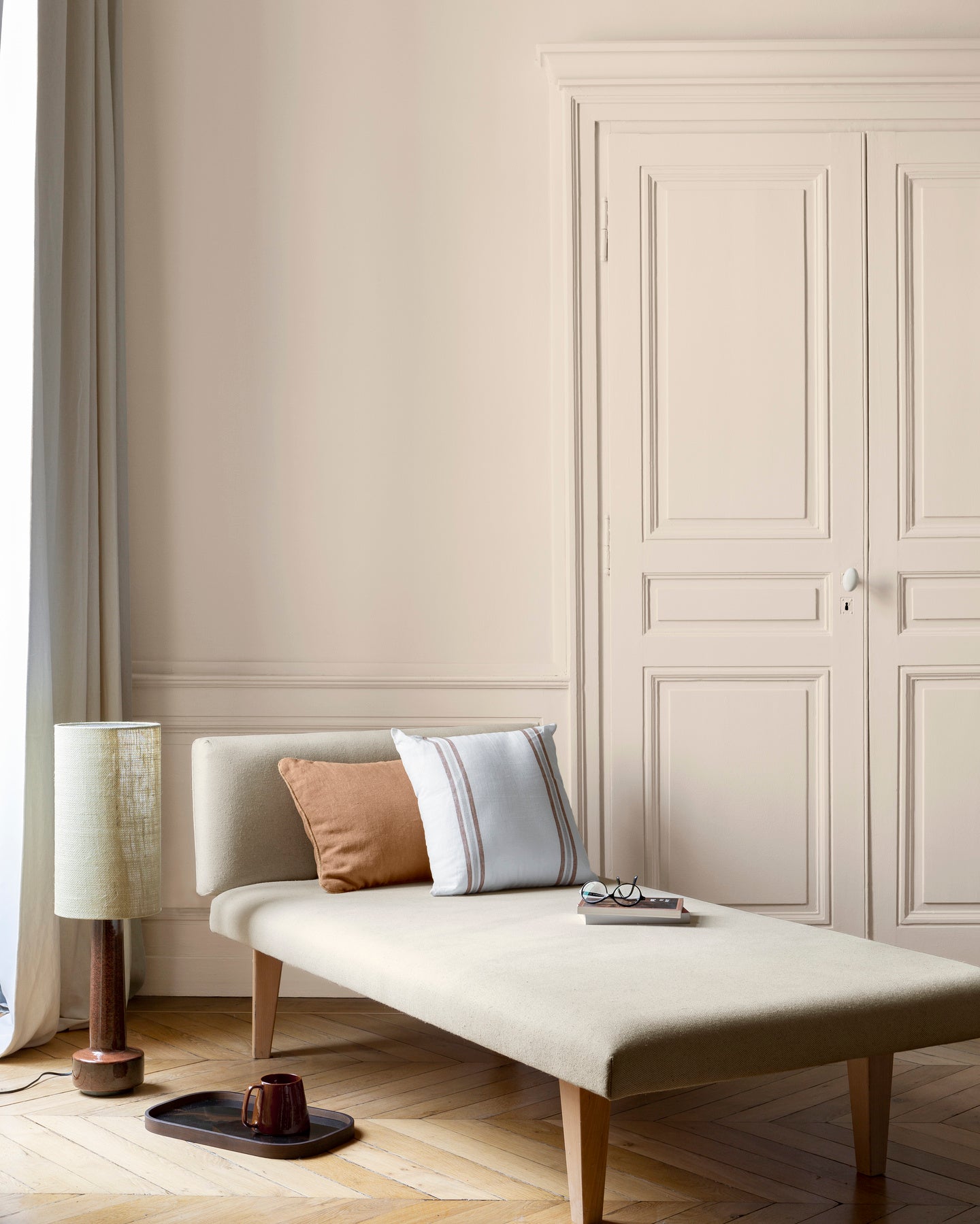 Salon lumineux avec porte et murs blancs, peinture 163 Faubourg Ambre Blanc Libéron, avec méridienne blanche