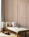 Salon lumineux avec porte et murs beiges, peinture 163 Faubourg Beige Joli Minois Libéron, avec méridienne blanche