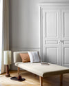 Salon lumineux avec porte et murs blancs, peinture 163 Faubourg Blanc Art Déco Libéron, avec méridienne blanche