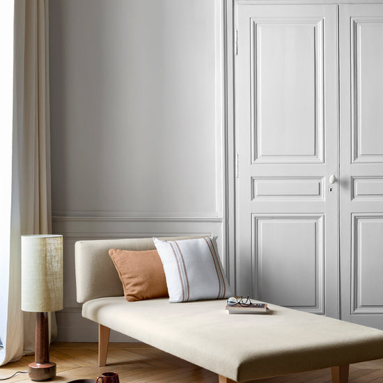 Salon lumineux avec porte et murs blancs, peinture 163 Faubourg Blanc Art Déco Libéron, avec méridienne blanche