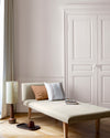 Salon lumineux avec porte et murs beiges, peinture 163 Faubourg Blanc Ballerine Libéron, avec méridienne blanche