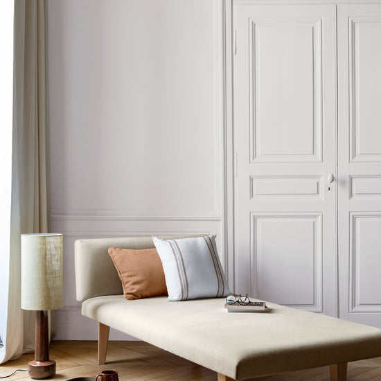 Salon lumineux avec porte et murs blancs, peinture 163 Faubourg Blanc Grège Libéron, avec méridienne blanche