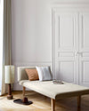 Salon lumineux avec porte et murs blancs, peinture 163 Faubourg Blanc Grège Libéron, avec méridienne blanche