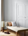Salon lumineux avec porte et murs beiges, peinture 163 Faubourg Blanc Lingère Libéron, avec méridienne blanche
