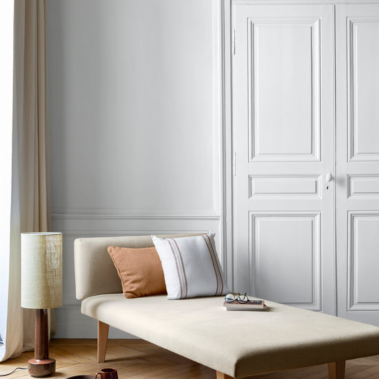 Salon lumineux avec porte et murs blancs, peinture 163 Faubourg Blanc Lingère Libéron, avec méridienne blanche
