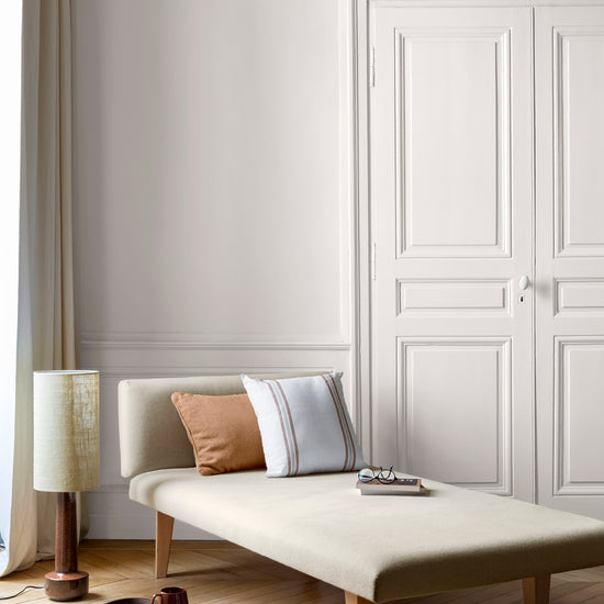 Salon lumineux avec porte et murs beiges, peinture 163 Faubourg Blanc Mousseline Libéron, avec méridienne blanche