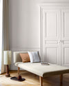 Salon lumineux avec porte et murs blancs, peinture 163 Faubourg Blanc Mousseline Libéron, avec méridienne blanche