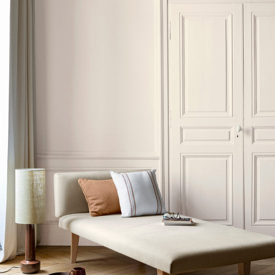 Salon lumineux avec porte et murs beiges, peinture 163 Faubourg Blanc Organza Libéron, avec méridienne blanche