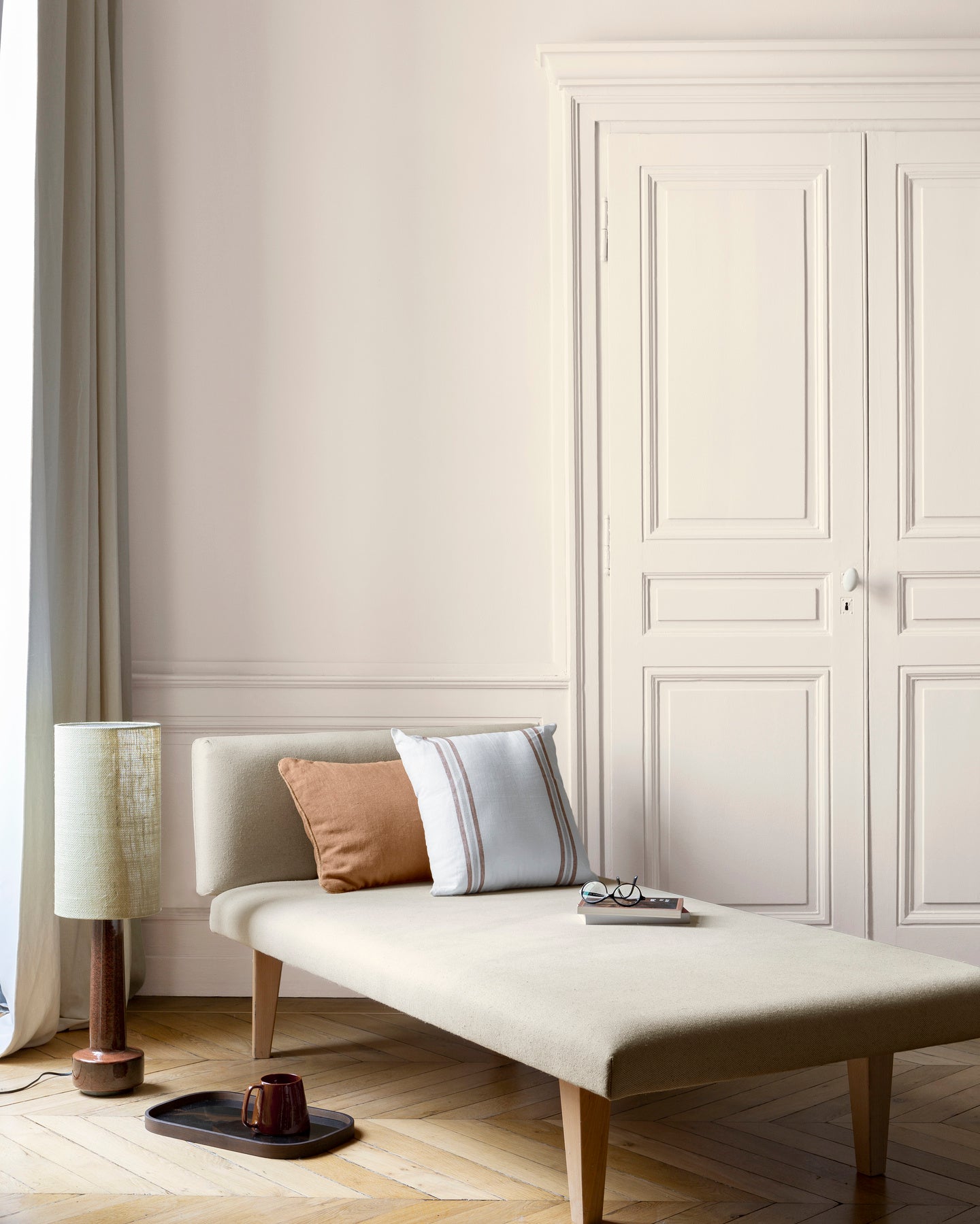 Salon lumineux avec porte et murs blancs, peinture 163 Faubourg Blanc Organza Libéron, avec méridienne blanche