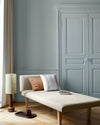 Salon aux murs bleu couture 163 Faubourg Libéron, avec méridienne écrue, portes assorties et parquet clair.