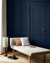 Salon lumineux avec porte et murs bleus, peinture 163 Faubourg Bleu Maritime Libéron, avec méridienne blanche
