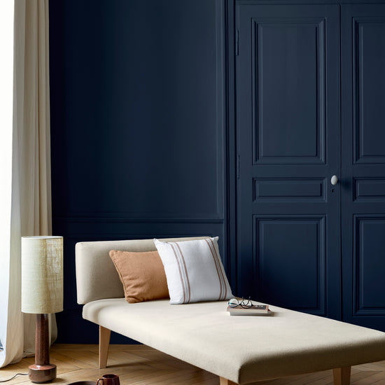 Salon lumineux avec porte et murs bleus, peinture 163 Faubourg Bleu Maritime Libéron, avec méridienne blanche