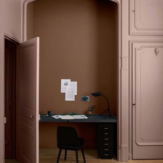 Bureau alcôve aux murs brun bateleur Libéron, encadré de boiseries rose liberté et parquet tomette.