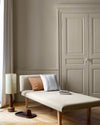 Salon aux murs grège galuchat Libéron, avec méridienne écrue, portes assorties, coussins terracotta et parquet clair.