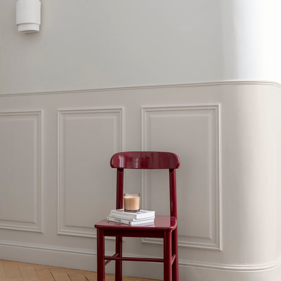 Mur 163 Faubourg grège tapissier et blanc grège Libéron, avec chaise rouge bordeaux brillant Meuble Signé et soubassement mouluré.