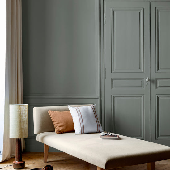 Salon lumineux avec porte et murs gris, peinture 163 Faubourg Gris Fabrique Libéron, avec méridienne blanche