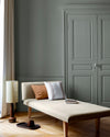 Salon lumineux avec porte et murs gris, peinture 163 Faubourg Gris Fabrique Libéron, avec méridienne blanche