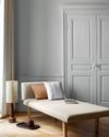 Salon lumineux avec porte et murs beiges, peinture 163 Faubourg Gris Fer Blanc Libéron, avec méridienne blanche