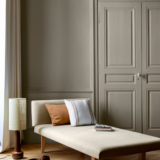 Salon lumineux avec porte et murs gris, peinture 163 Faubourg Gris Grande Dame Libéron, avec méridienne blanche