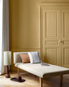 Salon lumineux avec porte et murs jaunes, peinture 163 Faubourg Jaune Lumière Libéron, avec méridienne blanche
