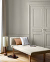 Salon aux murs Lait d'Amande 163 Faubourg Libéron, avec méridienne écrue, portes assorties et parquet clair.