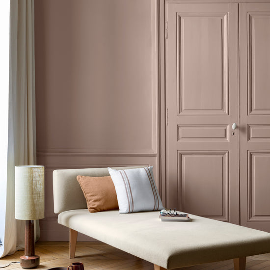 Salon aux murs Rose Liberté 163 Faubourg Libéron, avec méridienne écrue, portes assorties et parquet clair.