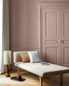 Salon aux murs Rose Liberté 163 Faubourg Libéron, avec méridienne écrue, portes assorties et parquet clair.