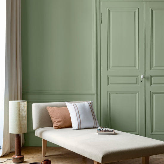 Salon lumineux avec porte et murs verts, peinture 163 Faubourg Vert Impressionniste Libéron, avec méridienne blanche
