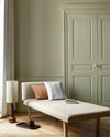 Salon lumineux avec porte et murs verts, peinture 163 Faubourg Vert Opalin Libéron, avec méridienne blanche