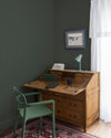 Coin bureau teint avec La Teinte Antiquaire Chêne Clair Libéron, chaise, lampe et murs verts, et cadre accroché au mur
