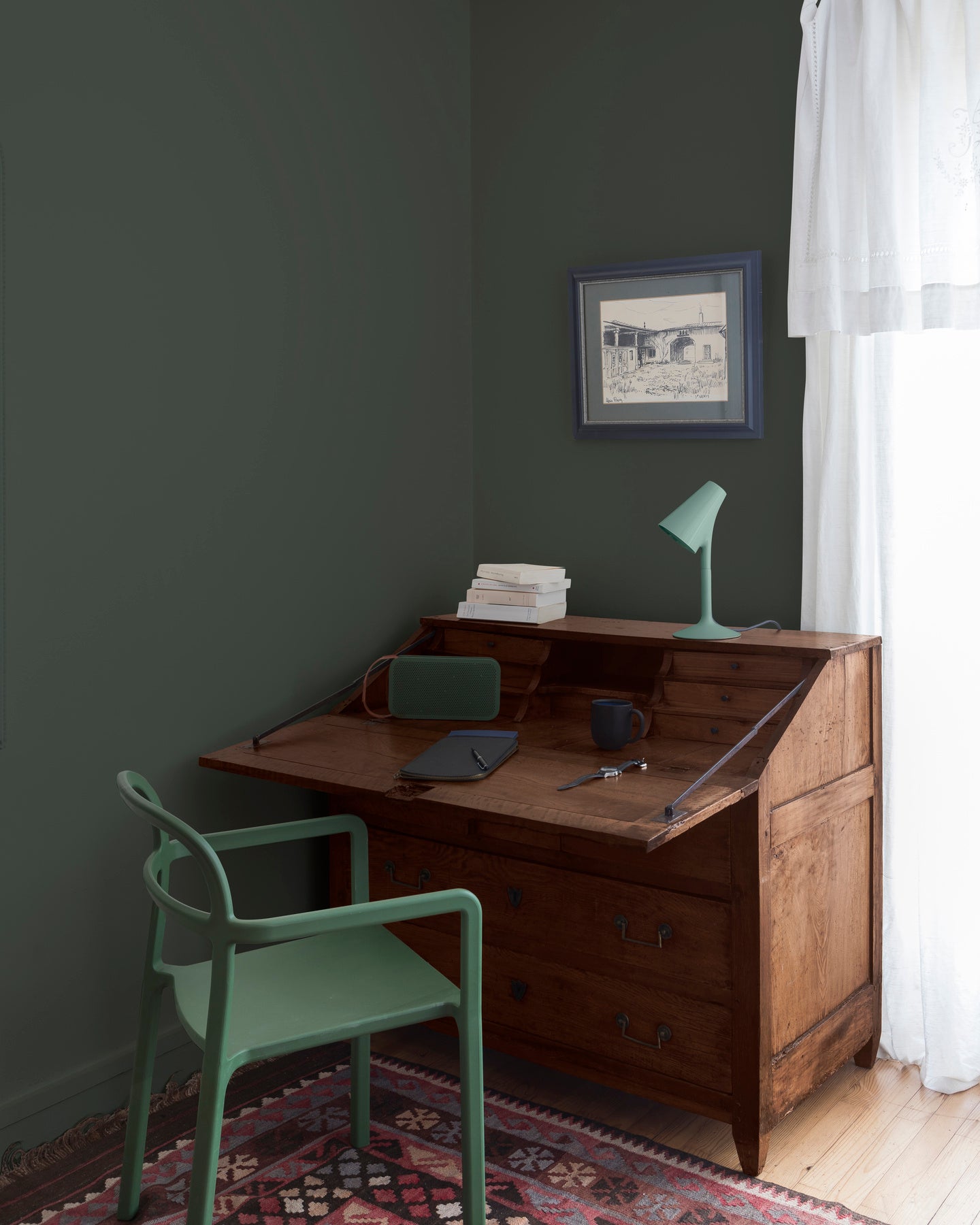Coin bureau teint avec La Teinte Antiquaire Chêne Moyen Libéron, chaise, lampe et murs verts, et cadre accroché au mur