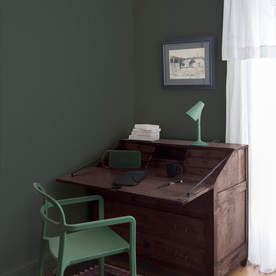 Coin bureau teint avec La Teinte Antiquaire Wengé Libéron, chaise, lampe et murs verts, et cadre accroché au mur