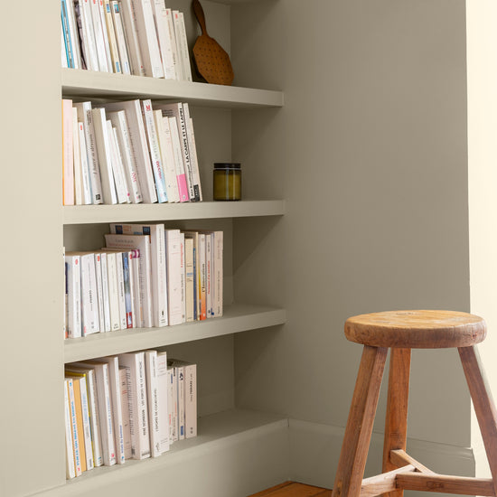 Étagères avec livres aux murs beiges, peinture Velours de Peinture Beige Bouillon Libéron