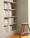 Étagères avec livres aux murs beiges, peinture Velours de Peinture Beige Bouillon Libéron