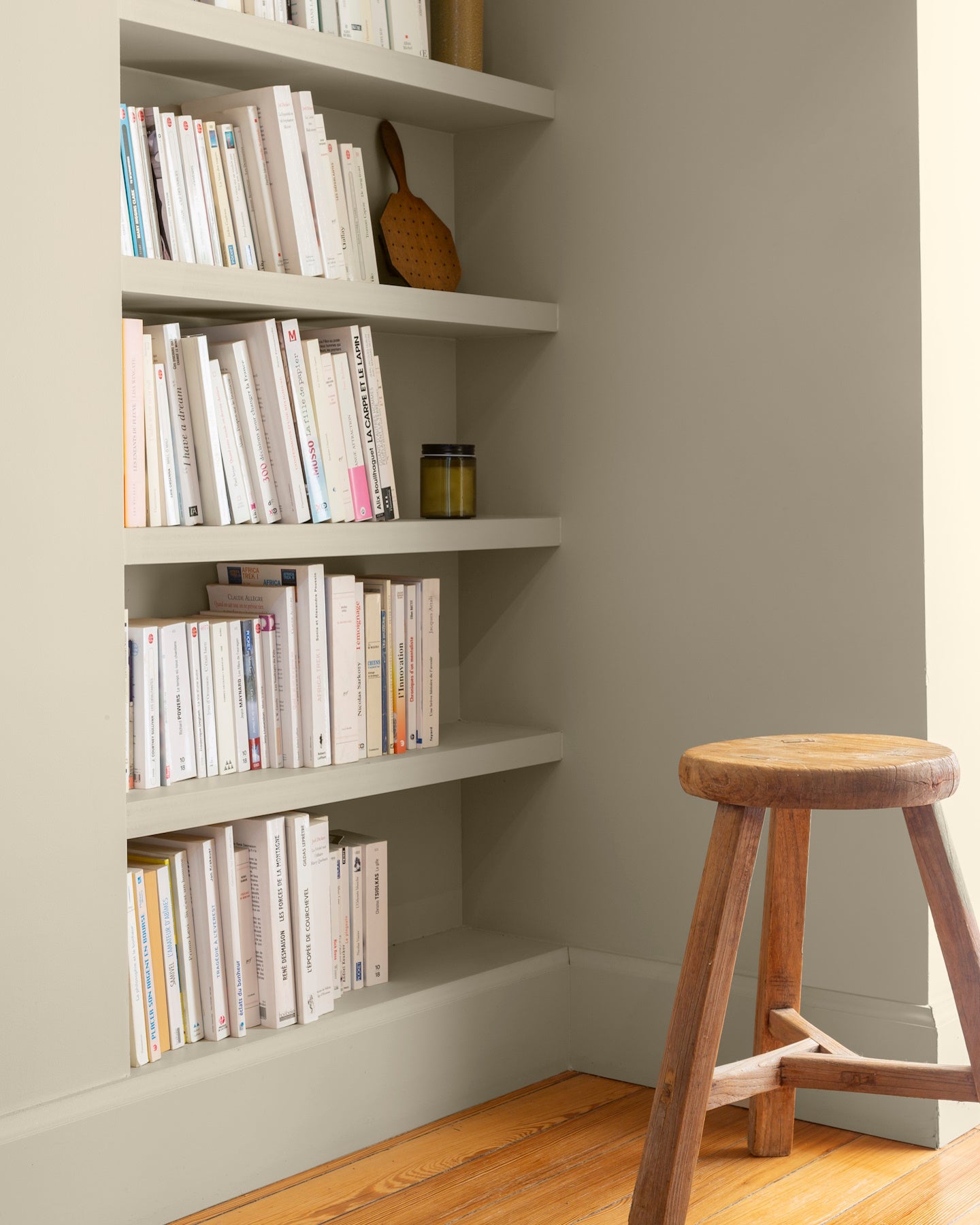 Étagères avec livres aux murs beiges, peinture Velours de Peinture Beige Bouillon Libéron