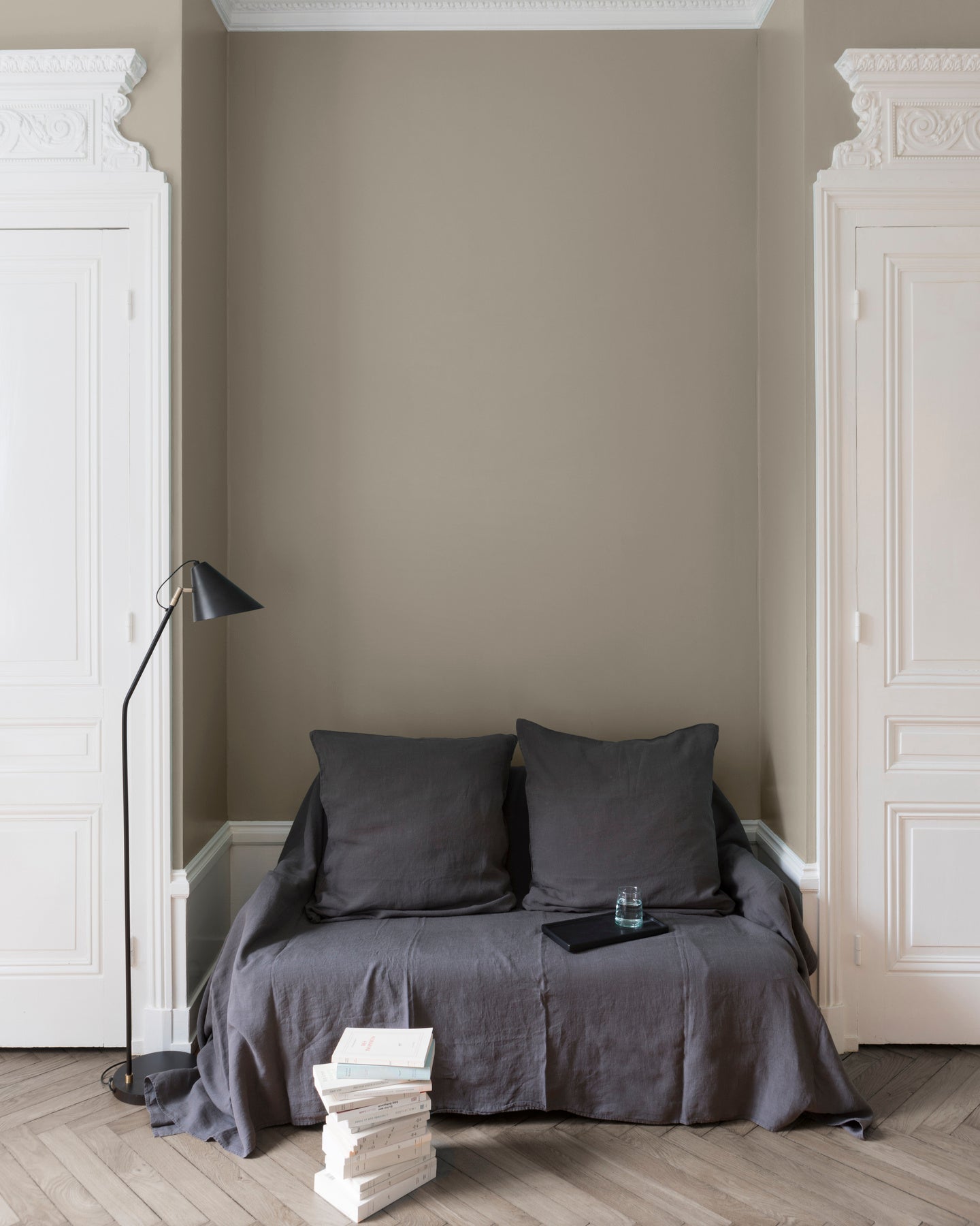 Salon aux murs beiges, peinture Velours de Peinture Beige Quai de Seine Libéron, avec portes blanches et textiles gris.