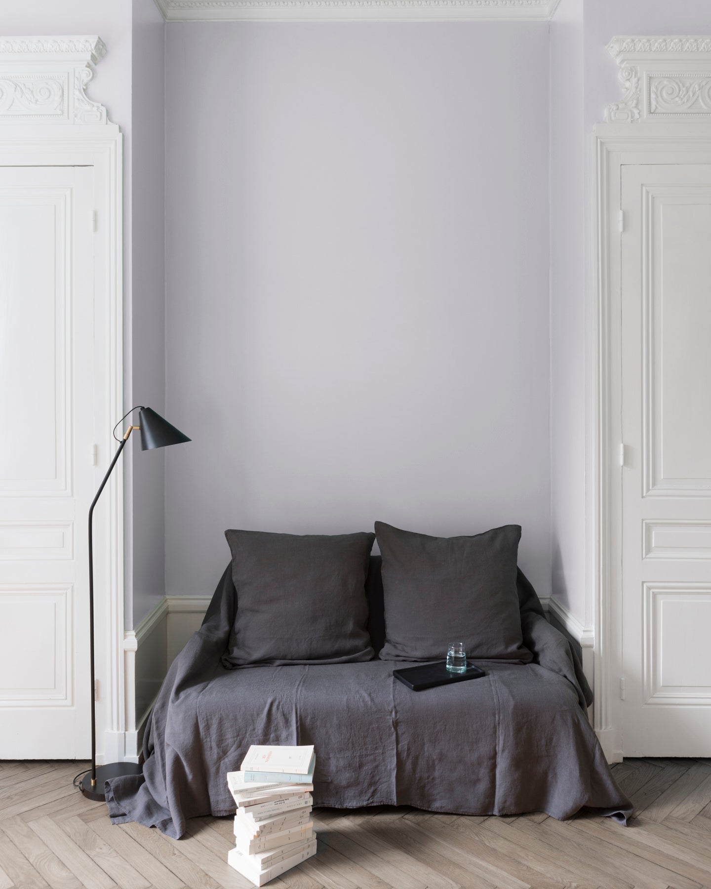 Salon aux murs blancs, peinture Velours de Peinture Blanc Linon Libéron avec portes blanches et textiles gris.