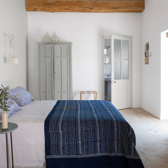 Chambre ambiance maritime aux murs blancs, peinture Velours de Peinture Blanc de Meudon Libéron, avec armoire blanche et poutres en bois