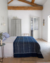 Chambre ambiance maritime aux murs blancs, peinture Velours de Peinture Blanc de Meudon Libéron, avec armoire blanche et poutres en bois