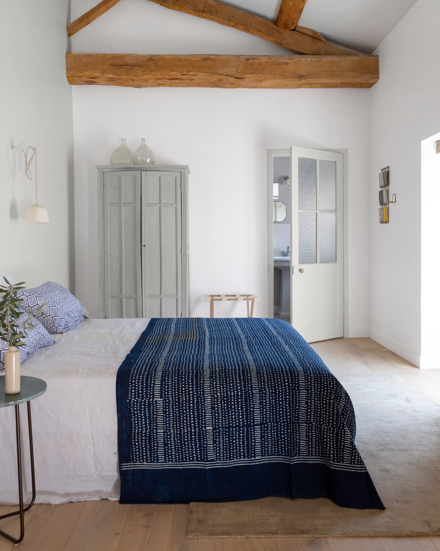 Chambre ambiance maritime aux murs blancs, peinture Velours de Peinture Blanc de Meudon Libéron, avec armoire blanche et poutres en bois