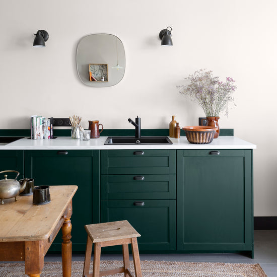 Cuisine lumineuse aux murs blanc, peinture Velours de Peinture Blanc Pâtisson Libéron, avec meuble de cuisine vert et mobilier en bois