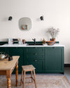 Cuisine lumineuse aux murs blanc, peinture Velours de Peinture Blanc Pâtisson Libéron, avec meuble de cuisine vert et mobilier en bois
