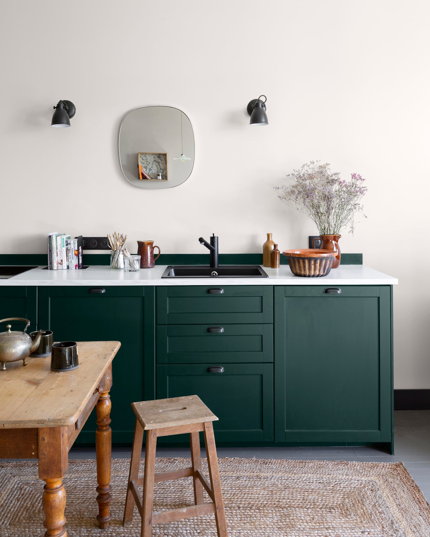 Cuisine lumineuse aux murs blanc, peinture Velours de Peinture Blanc Pâtisson Libéron, avec meuble de cuisine vert et mobilier en bois