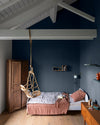 Chambre murs bleus, peinture Velours de Peinture Bleu de Chauffe Libéron, poutres en bois blanc, armoire en bois