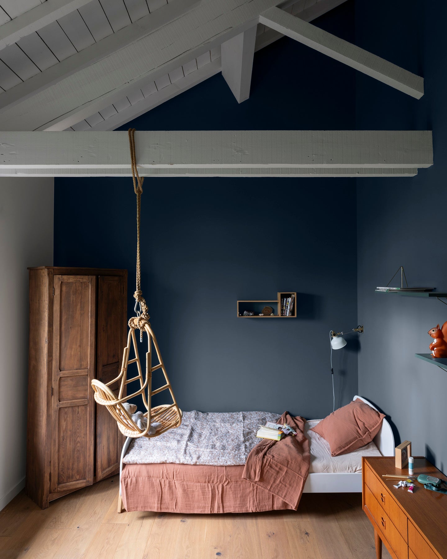Chambre murs bleus, peinture Velours de Peinture Bleu de Chauffe Libéron, poutres en bois blanc, armoire en bois