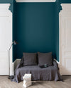 Salon aux murs bleus, peinture Velours de Peinture Bleu d'Auvergne Libéron avec portes blanches et textiles gris.